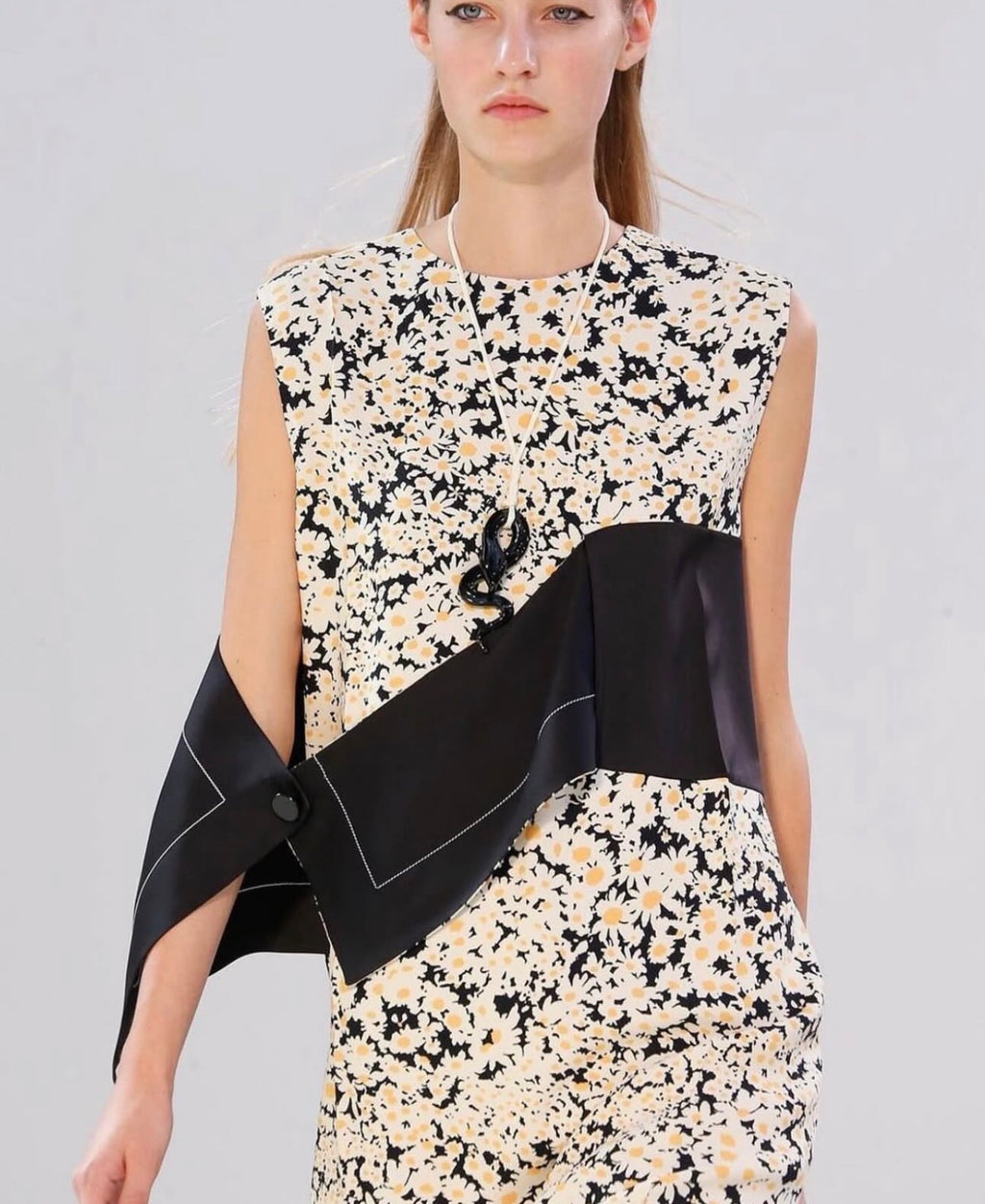 The Sleeveless Tunic Dress with Side Strip in Daisy Printed Satin