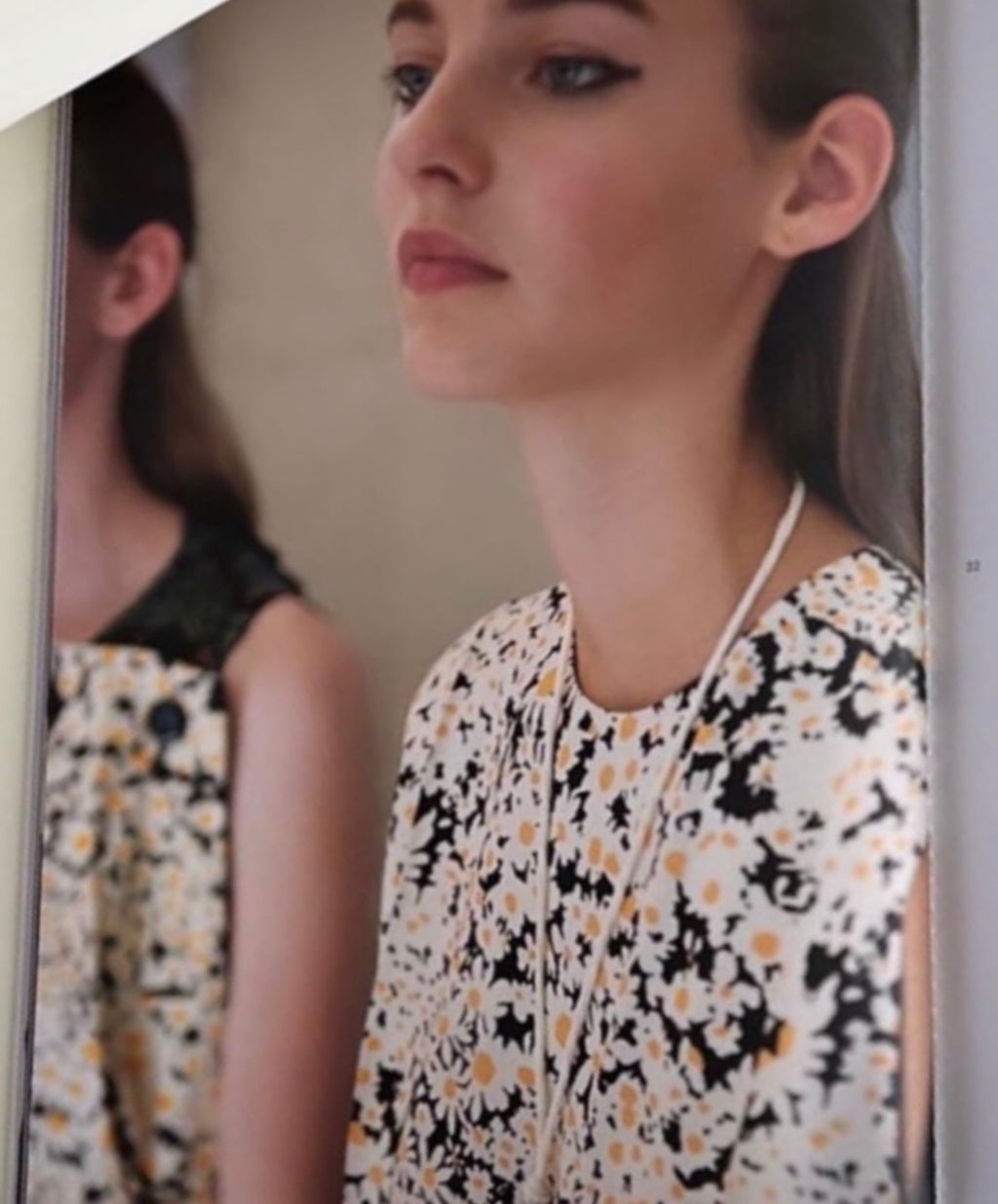 The Sleeveless Tunic Dress with Side Strip in Daisy Printed Satin