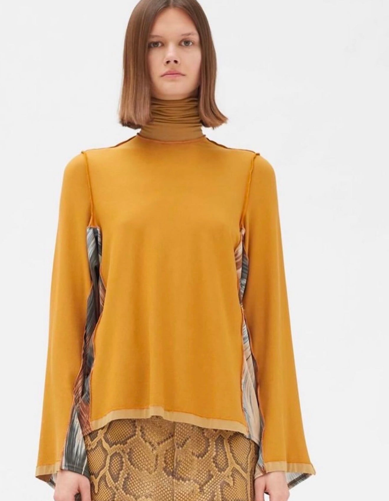 The Feather-Like Brushstroke Motif Turtleneck Top