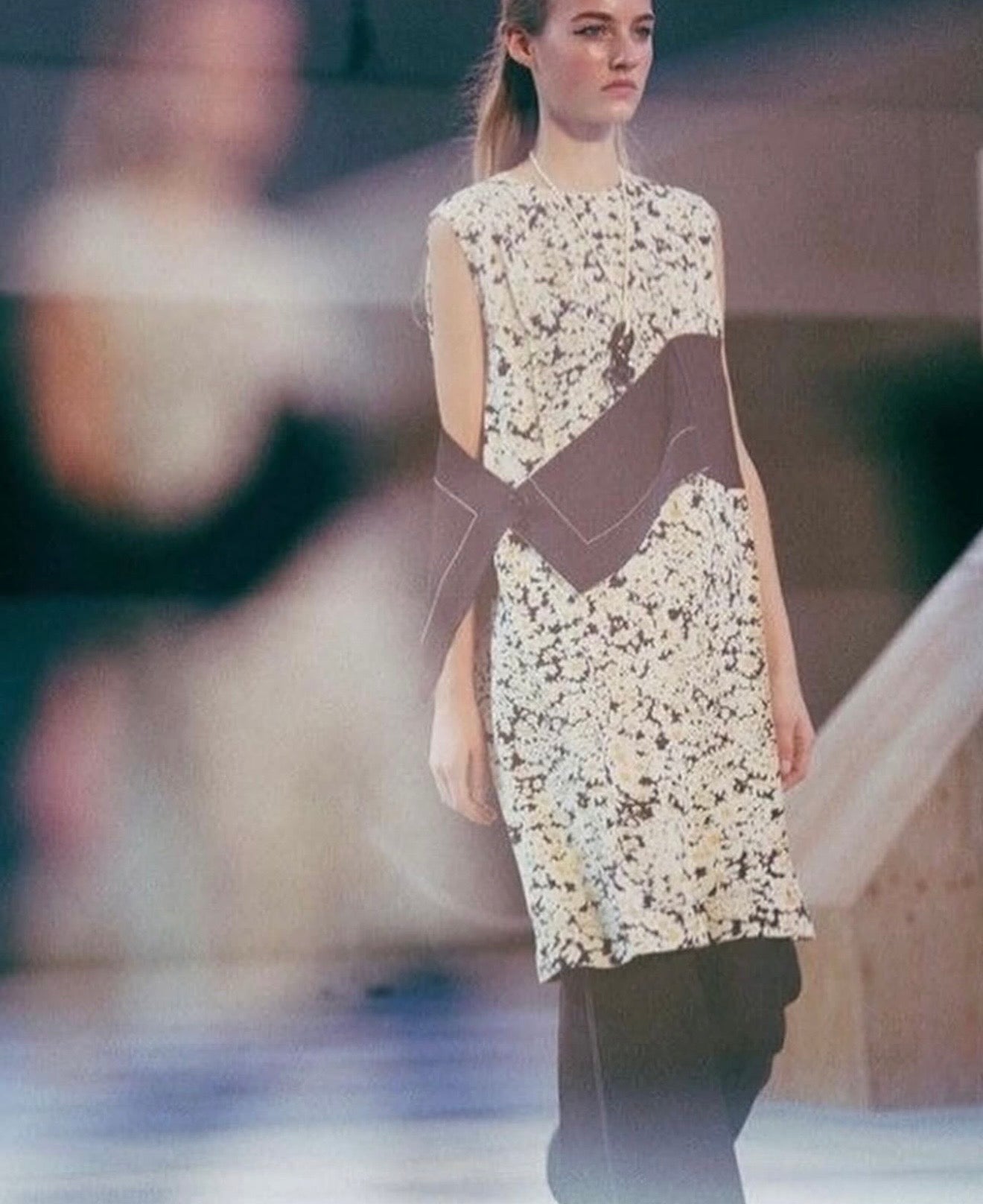 The Sleeveless Tunic Dress with Side Strip in Daisy Printed Satin