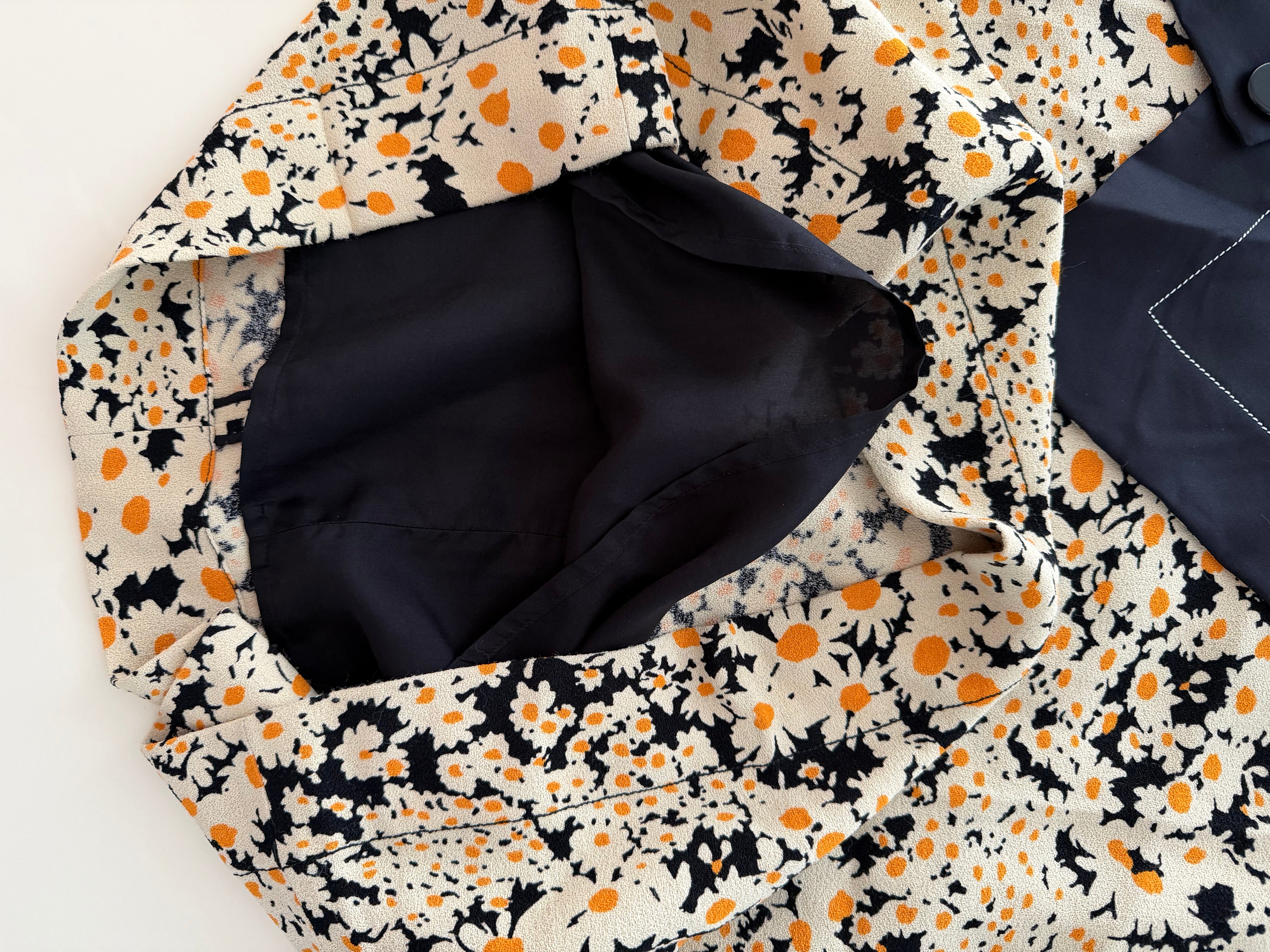 The Sleeveless Tunic Dress with Side Strip in Daisy Printed Satin