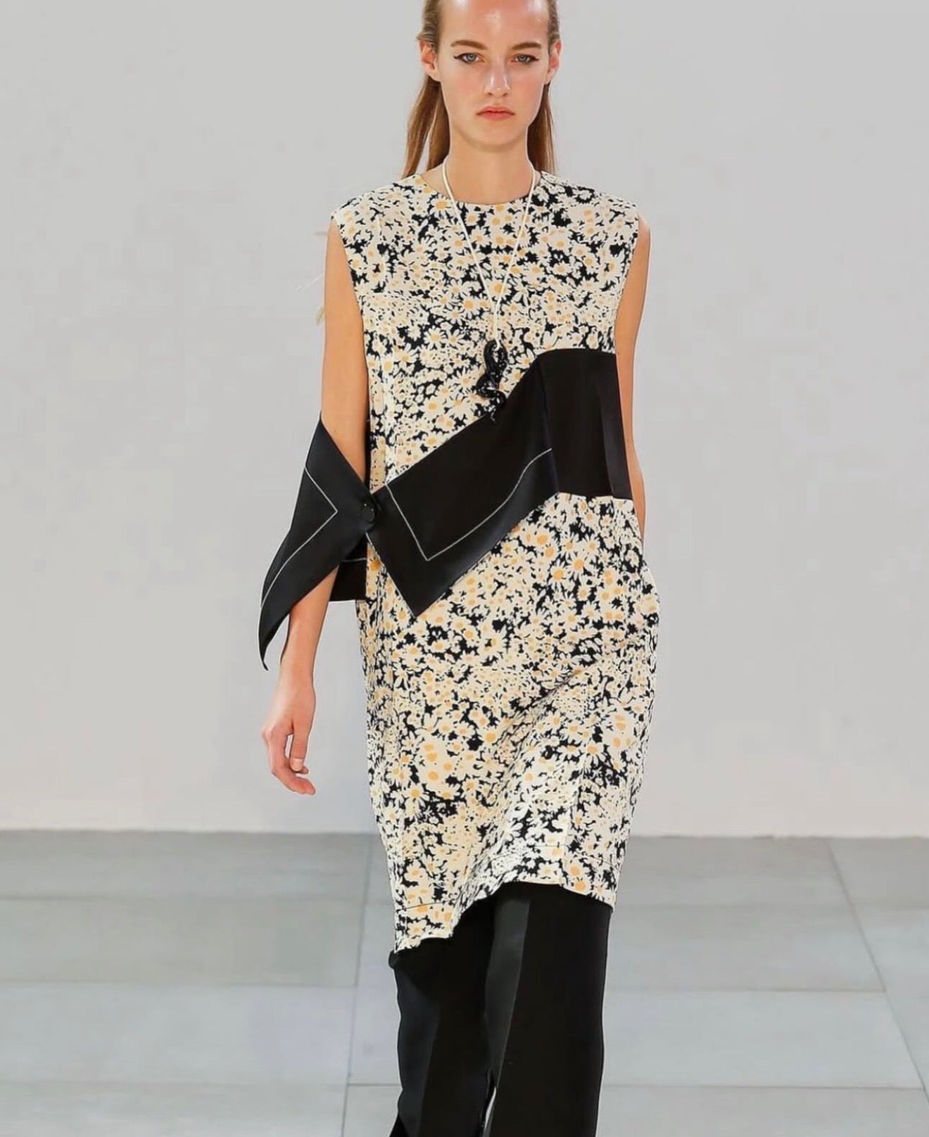 The Sleeveless Tunic Dress with Side Strip in Daisy Printed Satin