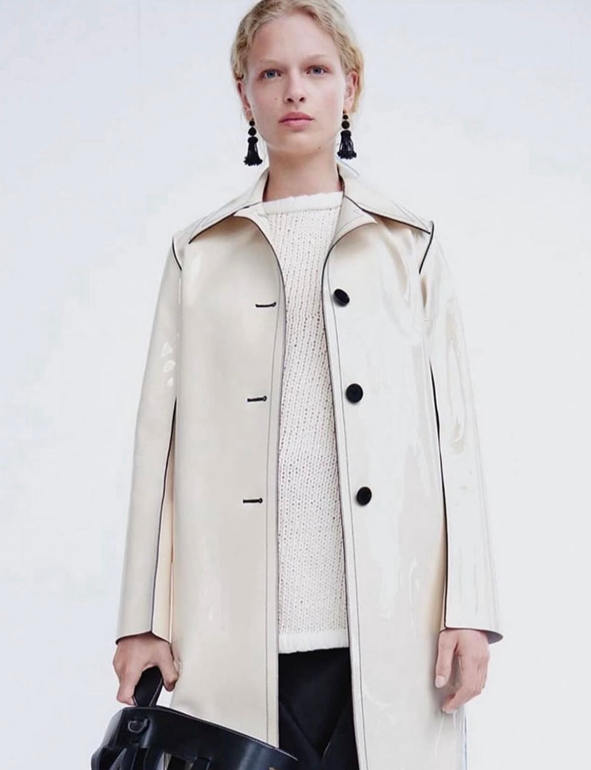 The Pompon Beads Earrings in Black Glass and Brass