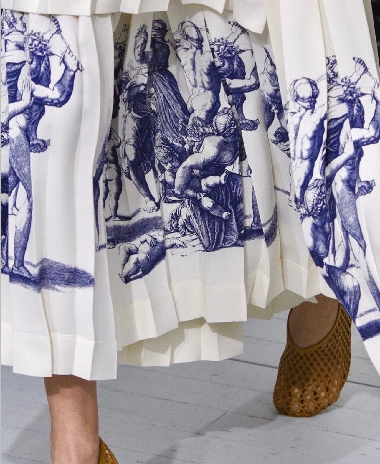 Pleated Graphic Skirt in Ecru Navy Print